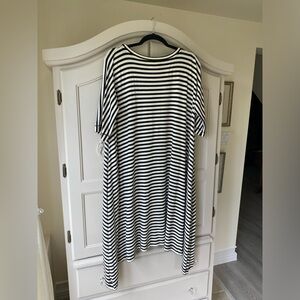 Black/white cotton knit dress, handkerchief hem, elbow length sleeves